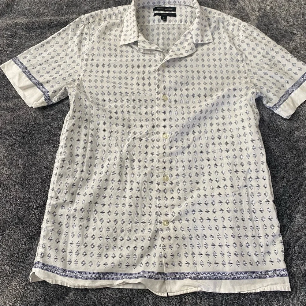Banana Republic White and Blue Geometric Patterned 100% Cotton Button Down Shirt